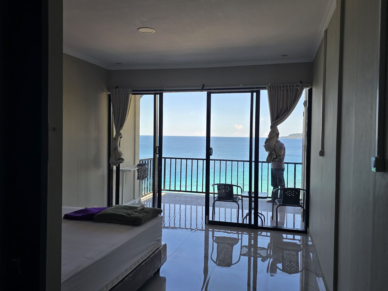 Tamu di balkon pribadi menghadap selat