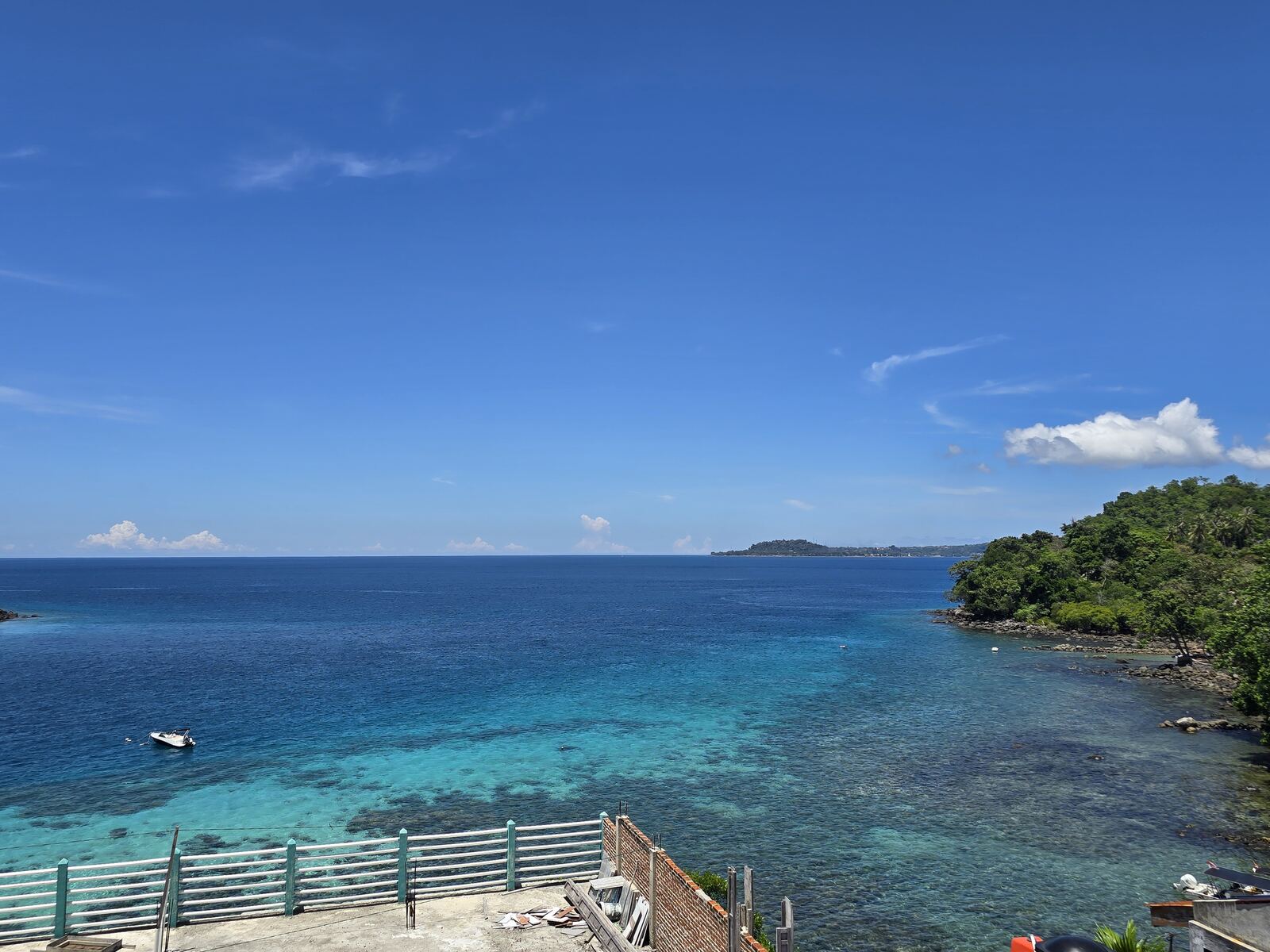 Pemandangan reef biru toska dan pantai dari kamar dek atas Iboih Bungalow