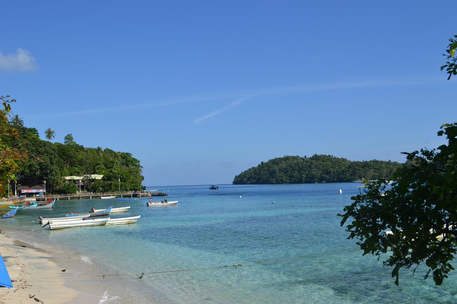 Pantai persis di depan Iboih Bungalow dengan perahu nelayan