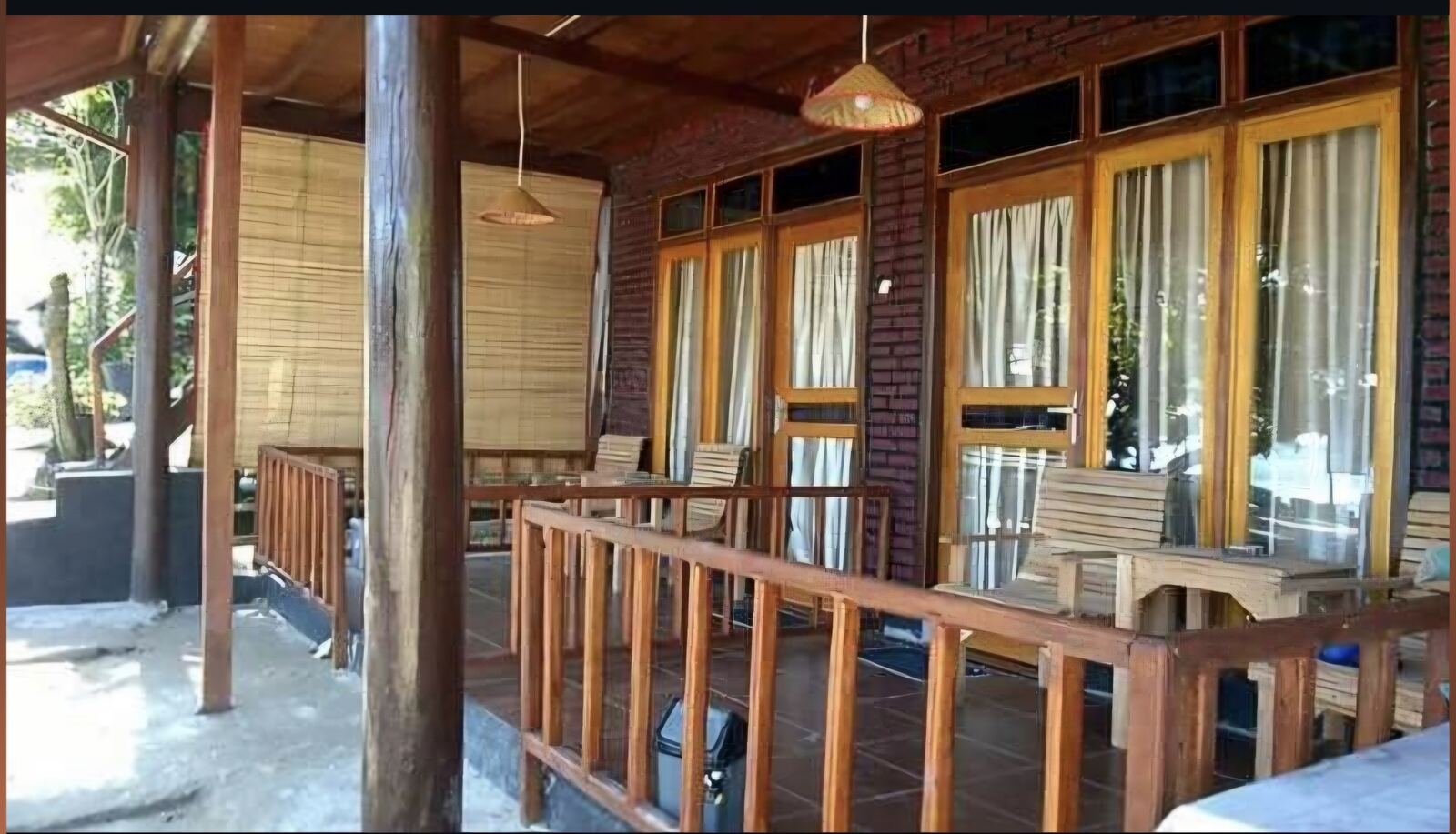 Dek dan area santai kayu di Iboih Bungalow