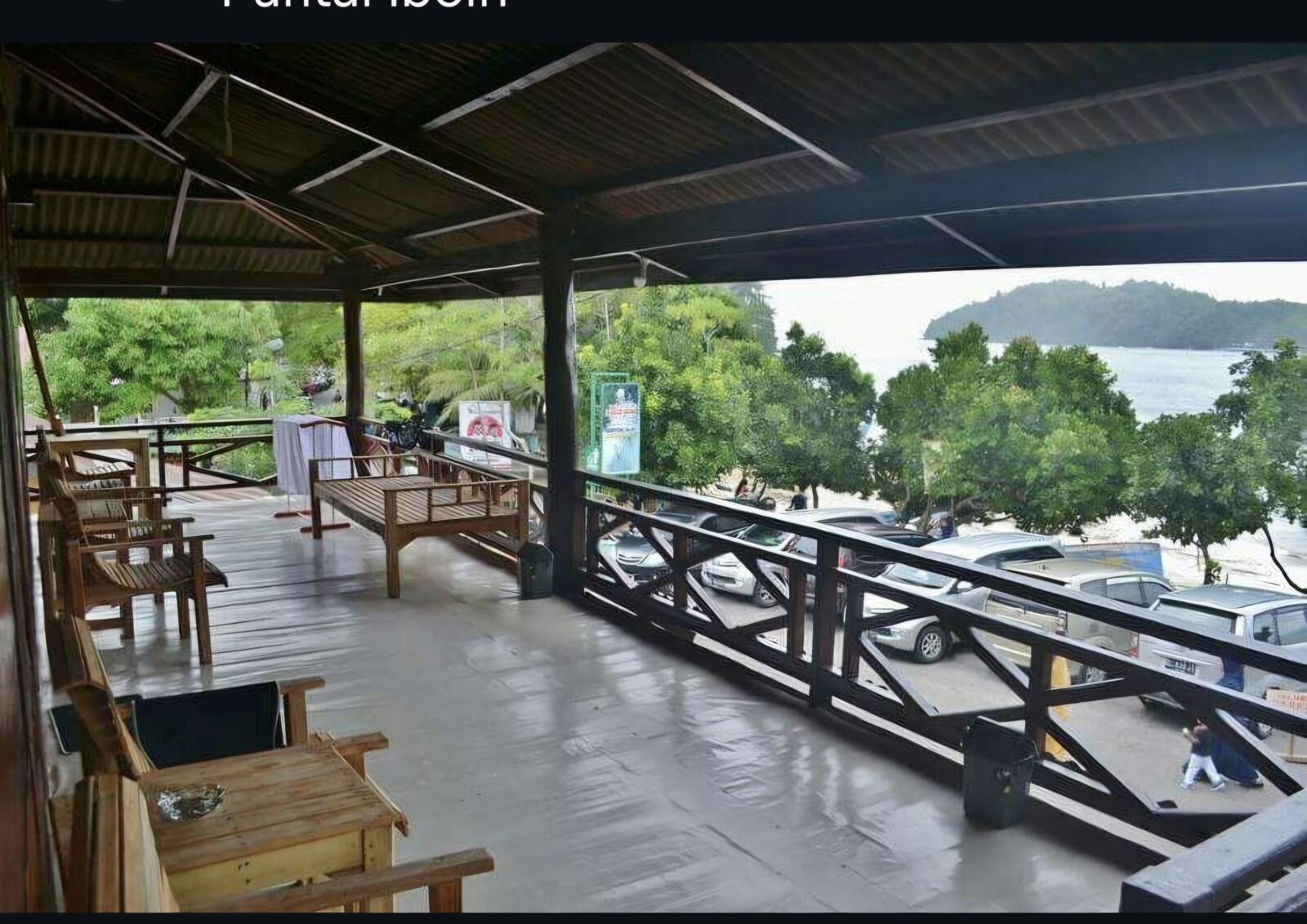 Teras beratap menghadap pantai di Iboih Bungalow